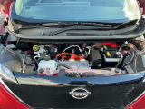 電気自動車ですのでモータールームです。ヘッドカバーのように見えるのはインバーターユニットです。起動用の12Vバッテリーを備えています。
