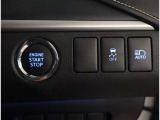 お車のキーはスマートキーです。キーを身につけた状態で車に近づき、ドアロックの解錠や施錠操作が出来ます。雨の日など両手がふさがっている時など、とっても便利ですね。