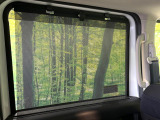【ロールシェード】日差しや車外からの光が眩しいときにサッと引き出して使える、ロール格納タイプのサンシェードを装備。後席に乗ったお子様がウトウトしだした時など、ぜひご活用ください♪