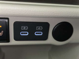 充電用USB端子付き。スマートフォンなどの充電に便利です。