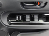 パワーウィンドウのスイッチです。 運転席に居ながら助手席の窓を開け閉めできるので便利ですよ。 ロック機能も付いてるので子供がイタズラして窓を開けるという事もできなくできますよ。