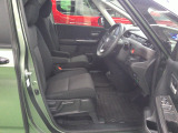 すわり心地の良い運転席・助手席です。長時間のドライブの疲れ軽減に貢献します。どうぞ快適なドライブを。
