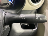 【オートライト】周りの明るさに応じて自動でヘッドライトの点灯・消灯ができる機能です!ライトの付け忘れ・消し忘れなどが無くなり、雨の日や夕方の走行も安心!トンネル通過時も便利ですね♪