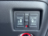 両側電動スライドドアです。リモコンや運転席スイッチ、ドアハンドルの操作で自動開閉。お子さまを抱きかかえている時や荷物の多い時などに便利です。