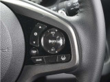 【アダプティブクルーズコントロール】ステアリングのスイッチを操作するとミリ波レーダーで先行車との距離を測定。設定を適切に保ちながら加速・減速、さらに停止まで自動に追従します。