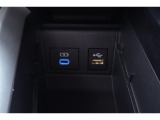 携帯の充電などに役立つUSB電源ソケットとディスプレーオーディオと接続用USBソケットになります!