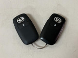 電子カードキーを携帯していれば、ドアハンドルやバックドアのリクエストスイッチを押すだけでドアの施錠・解錠が出来ます♪もちろん 遠隔操作も可能です!盗難防止のイモビライザー機能装備ですよ ☆