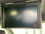【フリップダウンモニター】大画面モニターで後席でもエンタメをお楽しみいただけます。小さなお子様にも大人気の装備です♪