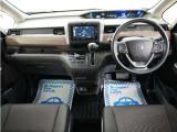 運転にかかわる様々な操作を安全に行えるように視点移動が少なく、操作性に配慮されたスイッチ類が凝縮されたコクピットです。