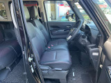 運転席シートリフター(ラチェット式)で、座面の高さも上下に動き、体格にあわせて調整ができます。