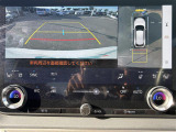 【パノラミックビューモニター】クルマを真上から見下ろした視点で駐車をサポートします。クルマの斜め後ろや真横など、いち早く障害物に気が付くことができます。