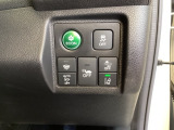 燃費を良くするECON、横滑りを防止するVSA等のスイッチは運転席の右側、手の届きやすい位置にあります。