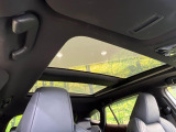 【パノラマルーフ】大型のガラスルーフ搭載で車内の解放感が一気にアップ!開放的なドライブをお楽しみいただけます。