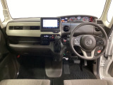 車内は光触媒抗菌消臭施工済です。インパネ周りはスタイリッシュなデザインで機能や装備も充実しています。グローブボックスやカップホルダーのほかにトレーなどたくさんの収納スペースが付いています。