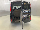 後ろが狭くても荷物をサッと積み込める。ヨコにもタテにも開くわくわくゲート★