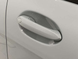 コンフォートアクセス付きでキーを携帯していれば施錠、開錠が可能です。
