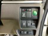 パワースライドドアの開閉はスマートキーのリモコンやドアノブは勿論、運転席側のスイッチ操作でも開閉ができ、安全・簡単です。