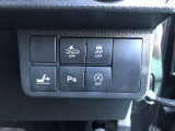 【スマートアシスト】 走行中に前方の車両等を認識し、衝突の可能性が有る時は警報音とブレーキで衝突回避と被害軽減をアシストしてくれます。安心してドライブをお楽しみいただけますね。
