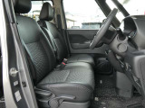 運転席はほどよくホールド感のある形状をしておりますので、運転がしやすいです。