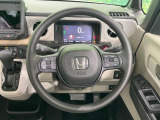 インテリアに合わせたデザインのステアリングは、運転される方のことも考え、運転しやすい形状、大きさです。是非一度、実際に触ってお確かめください。