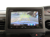 バックカメラの画像です。ガイドラインがスムースな車庫入れをサポートいたします。車庫入れの安心感がアップしますね。
