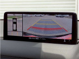 【パノラミックビューモニター】クルマを真上から見ているような映像を表示。 運転席から確認しにくい車両周囲の状況を把握できます。