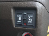 【両側電動スライドドア】ボタンを押すだけで両側のスライドドアの開閉が可能。もちろんキーからの操作も可能。お子様を抱いている時・両手いっぱいの荷物を持ってる時など非常に役立ちます。