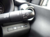 オートライト機能が装備されており暗い場所に入ると車両が検知しライトのON・OFFを自動的に切り替えてくれますので非常に便利な装備です♪