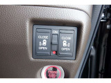 パワースライドドア付で開閉操作は運転席からもできます。