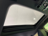 【ムーンルーフ】開放感たっぷりの希少装備、ムーンルーフが装着されています!車内に明かりを取り入れたり景色を楽しむ以外にも、車内の空気も簡単に換気できて快適です!