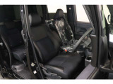 【運転席】ブラック基調のインテリアにハーフレザー(合皮/ファブリック※メーカー基準)のベンチシート。シートリフターで座面の高さを調整可能です。シートヒーター・純正フロアマット付です。
