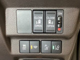 両側電動スライドドアは運転席から操作ができるよう、操作スイッチが付いています。Hondaセンシング用のVSA(ABS+TCS+横滑り抑制)解除と路外逸脱抑制機能などのスイッチがあります。