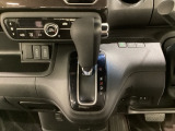 CVT車のセレクトレバーです。低速から高速まで、変速ショックのないスムーズな走りを実現するとともに、エンジン効率のよい領域を維持することで燃費にも貢献します。