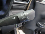 スイッチをオートに設定しておけば、車外の明るさに応じて自動的にヘッドランプを点灯・消灯します。夕暮れ時やトンネルの続く山道などを走行する時に便利なコンライトを装備しています。