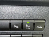コーナーセンサーを車の前後に装備。障害物までの距離に応じて警告音を変えてお知らせ。縦列駐車時や駐車場・車庫などでの取り回しをサポートします。詳細は販売店スタッフまでおたずねください。