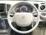 インテリアに合わせたデザインのステアリングは、運転される方のことも考え、運転しやすい形状、大きさです。是非一度、実際に触ってお確かめください。