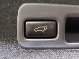 【パワーバックドア】スマートキーや運転席のボタンを押すだけでリアゲートが自動で開閉します!荷物を持っている時や、高い位置にあるバックドアを閉める際に便利な機能です♪