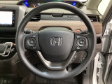 ハンドルにHondaセンシング系のクルーズコントロールやレーンキープアシストなどのスイッチと、オーディオの操作スイッチが装備されています。ハンドルから手を離さず安全に操作できます。
