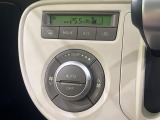 【オートエアコン】一度お好みの温度に設定すれば、車内の温度を検知し風量や温度を自動で調整。暑い&hellip;寒い&hellip;と何度もスイッチ操作をする必要はありません。快適な車内空間には必須の機能ですね♪
