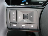 ハンドル左にはオーディオのコントロールスイッチとメーターの表示切替や車両の設定にも使えますよ!