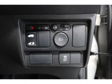 【左電動スライドドア】力を入れずにラクラクドア開閉♪左側電動スライドドア装備車両◎右側スライドドアは手動開閉です。狭い駐車場での乗り降りもラクラク♪挟み込み防止機構装備でお子様の乗り降りも安心◎