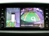 自車を真上から見下ろすように映し出すので周囲の状況が分かるアラウンドビューモニター搭載。フロントカメラとしても使用できます。車庫入れなど苦手な人の頼りになる助っ人です。