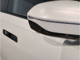 【デザインとの融合】BMWデザイナーが創り出したボディデザインを損なう事のない様に配置とデザインに拘っています。ドアノブについてもBMWの拘りに妥協はありません。