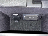 充電用USB端子付き。スマートフォンなどの充電に便利です。
