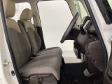 女性でも運転がしやすいように、シートの高さ調整機能(シートリフター)がついています。運転席と助手席の間が空いている為、助手席側への移動がスムーズです。交通量の多い道でも助手席側から乗り降りができます。