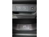 USBタイプA・タイプC・HDMI接続が可能です。Apple CarPlayやAndroid Auto連携機能もあります。Amazon Alexa搭載。携帯電話のワイヤレス充電にも対応。