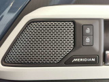 【MERIDIANサラウンドサウンド 】フロント/サイド/リアスピーカーとデュアルチャンネルサブウーファーを採用したMeridianサラウンドサウンドシステム