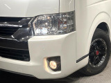 【LEDヘッドライト】悪天候や夜間走行時も良好な視界を確保し安心して運転できる高輝度LEDヘッドライトを装備!点灯速度が早く、消費電力も抑えられています。