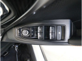 運転席には、ドアミラーの開閉および角度調整、集中ドアロック機能、さらには全ウィンドーの開閉操作を可能にするスイッチが一つに集約。運転中でもスムーズかつ効率的に操作でき、安全性と快適性に役立っています。