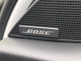 【BOSEサウンドシステム】メーカーオプションの高品位サウンドシステムを搭載。専用のチューニングが施された大小様々なスピーカーから良質なサウンドが奏でられ、臨場感あふれる音響空間を演出します。